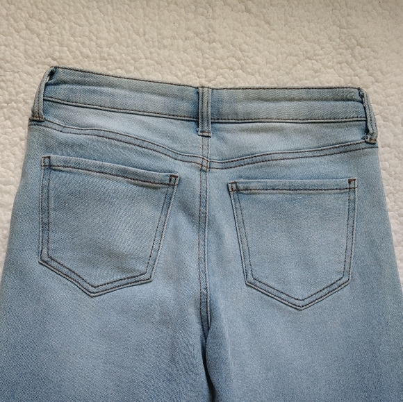 *NWOT* Celebrity Pink Women's Size 25 Light Wash Distressed Cropped Jeans - Picture 9 of 11